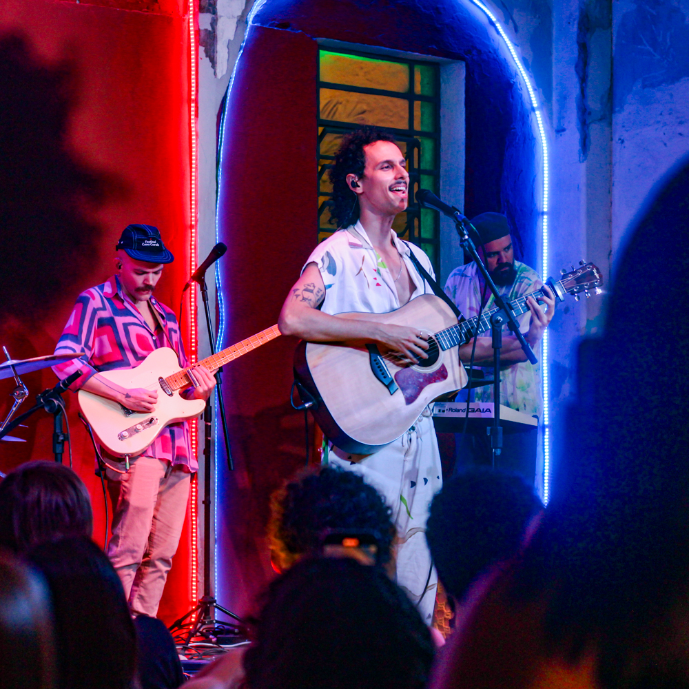 Thomé fascina o público com show “Quebra-Cabeça”